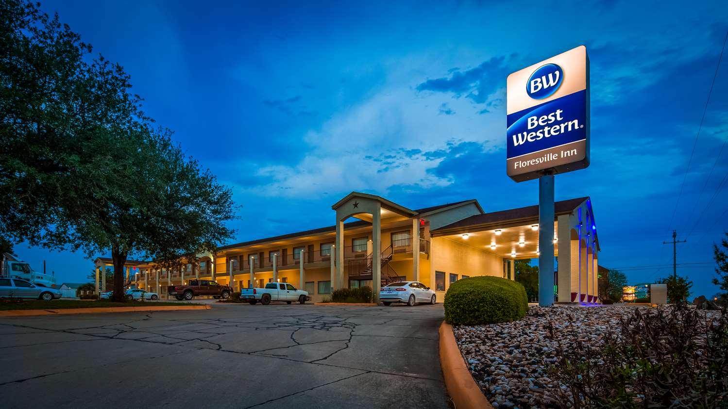 Surestay Hotel By Best Western Floresville Dış mekan fotoğraf